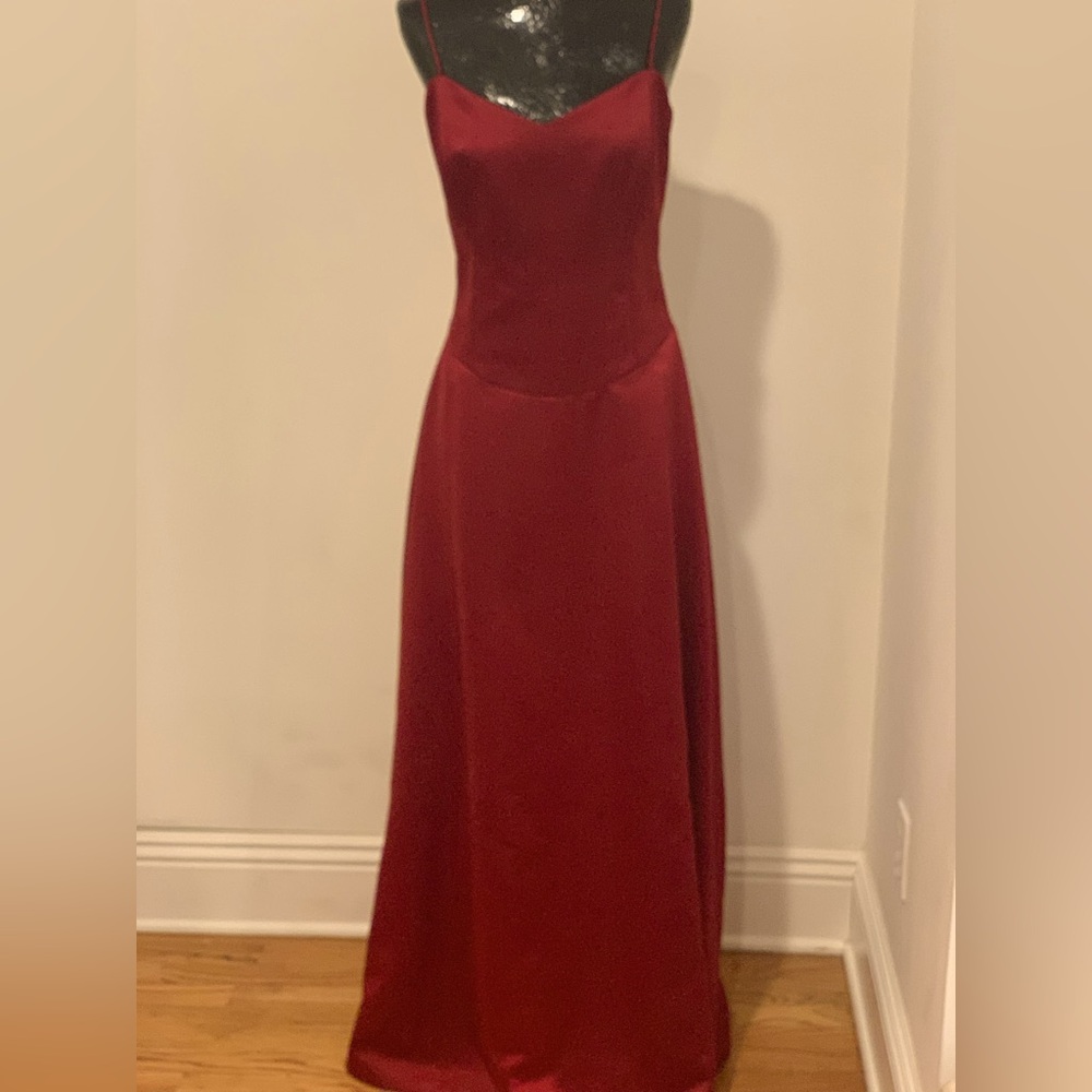 Elegant Rich Red Satin fully lined Evening Gown by Nicole Miller.  Sz 6